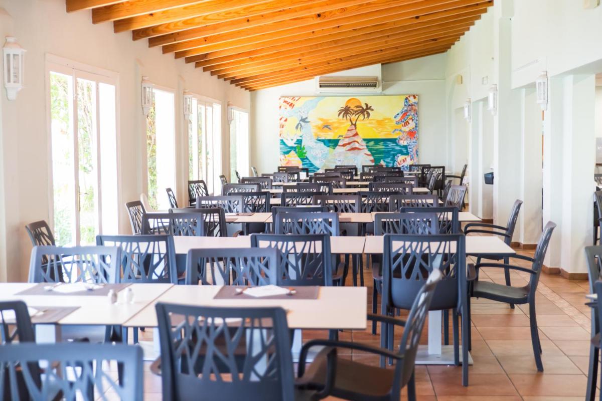 Un restaurante o sitio para comer en Hotel Club Es Talaial