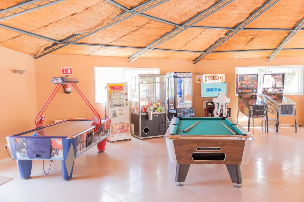 2 mesas de billar en una sala con juegos recreativos en Hotel Club Es Talaial, en Cala d´Or