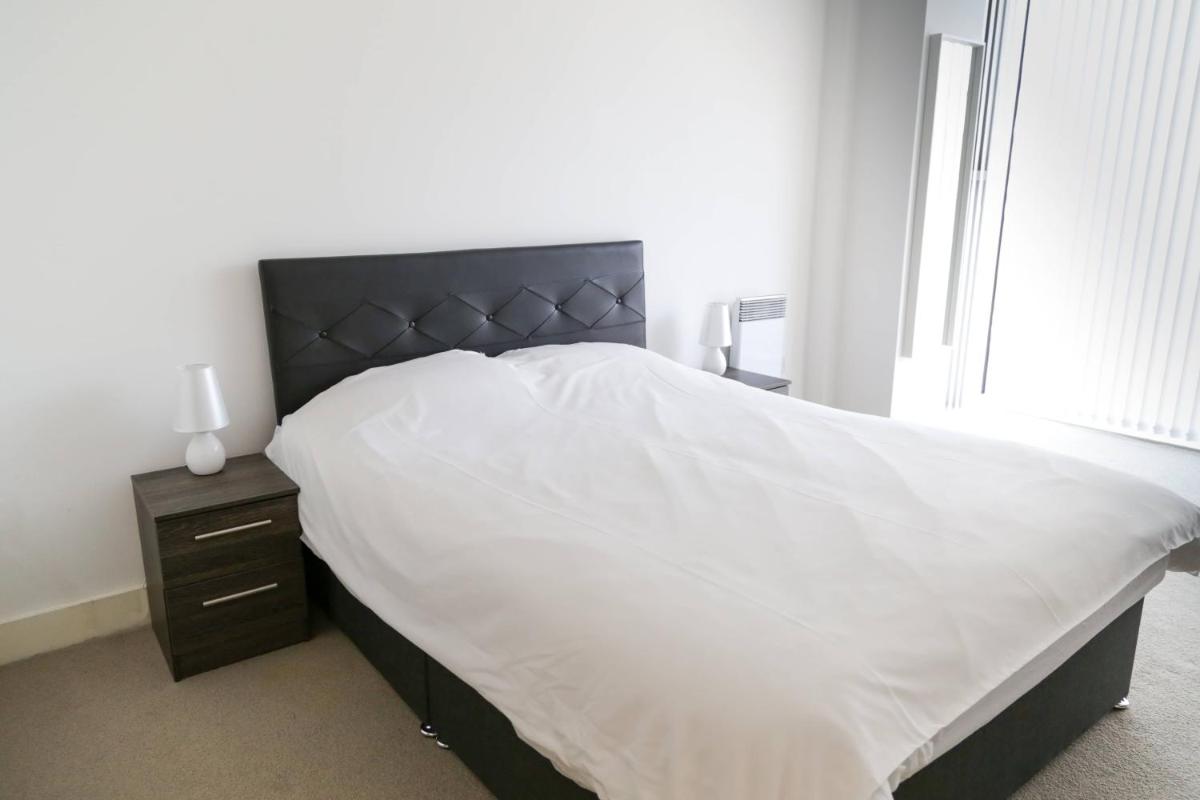 Serviced Apartment In Liverpool City Centre - Free Parking - Balcony - by Happy Days - Housity