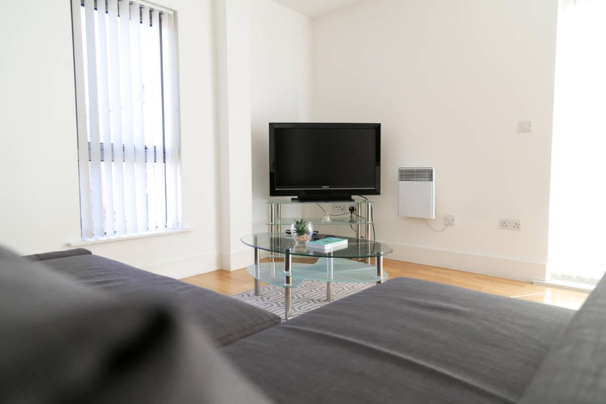 Serviced Apartment In Liverpool City Centre - Free Parking - Balcony - by Happy Days - Housity