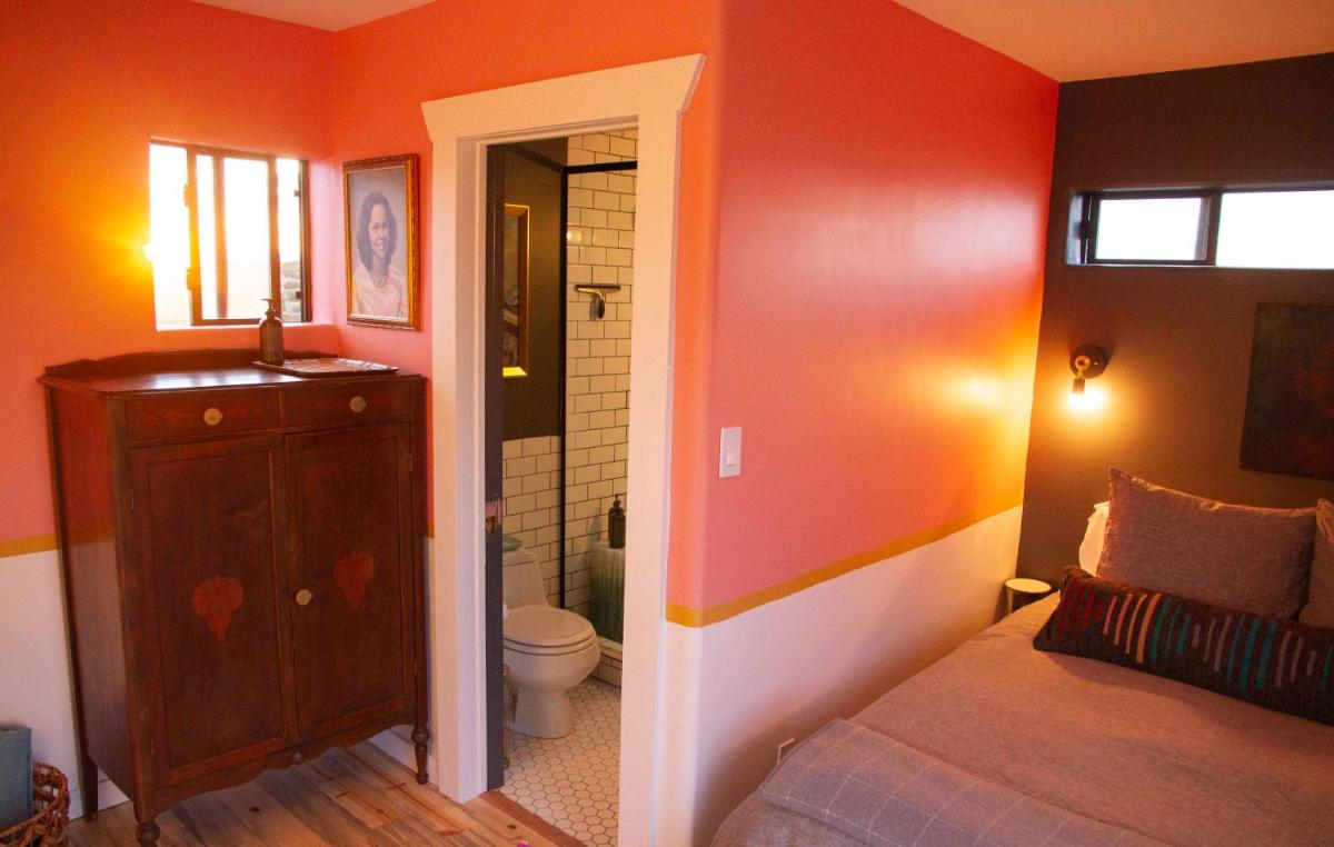 Casa Strega - Beautiful, Colorful Santa Fe Getaway (w/views!) - Housity
