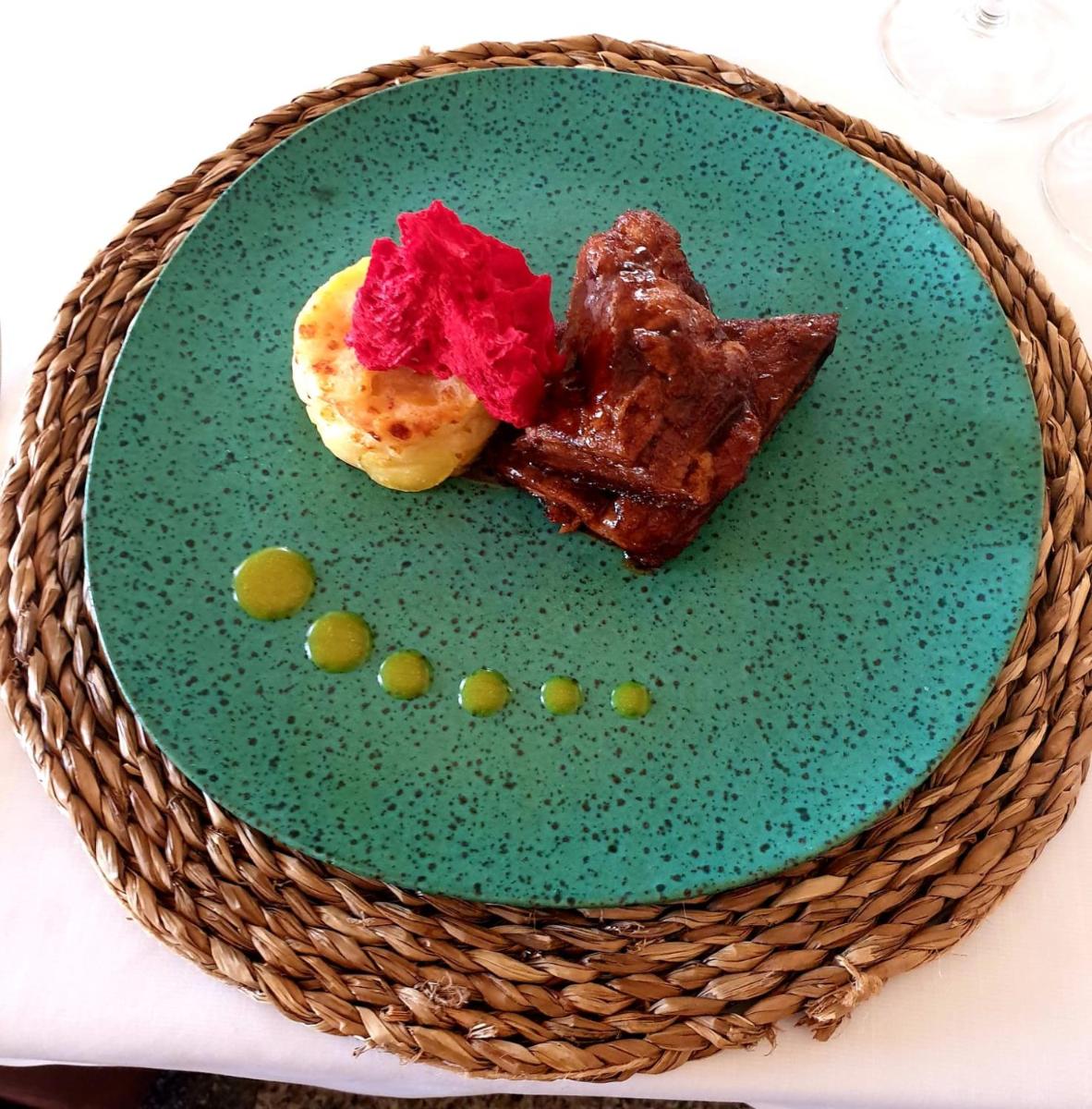 Comida en o cerca de este hotel