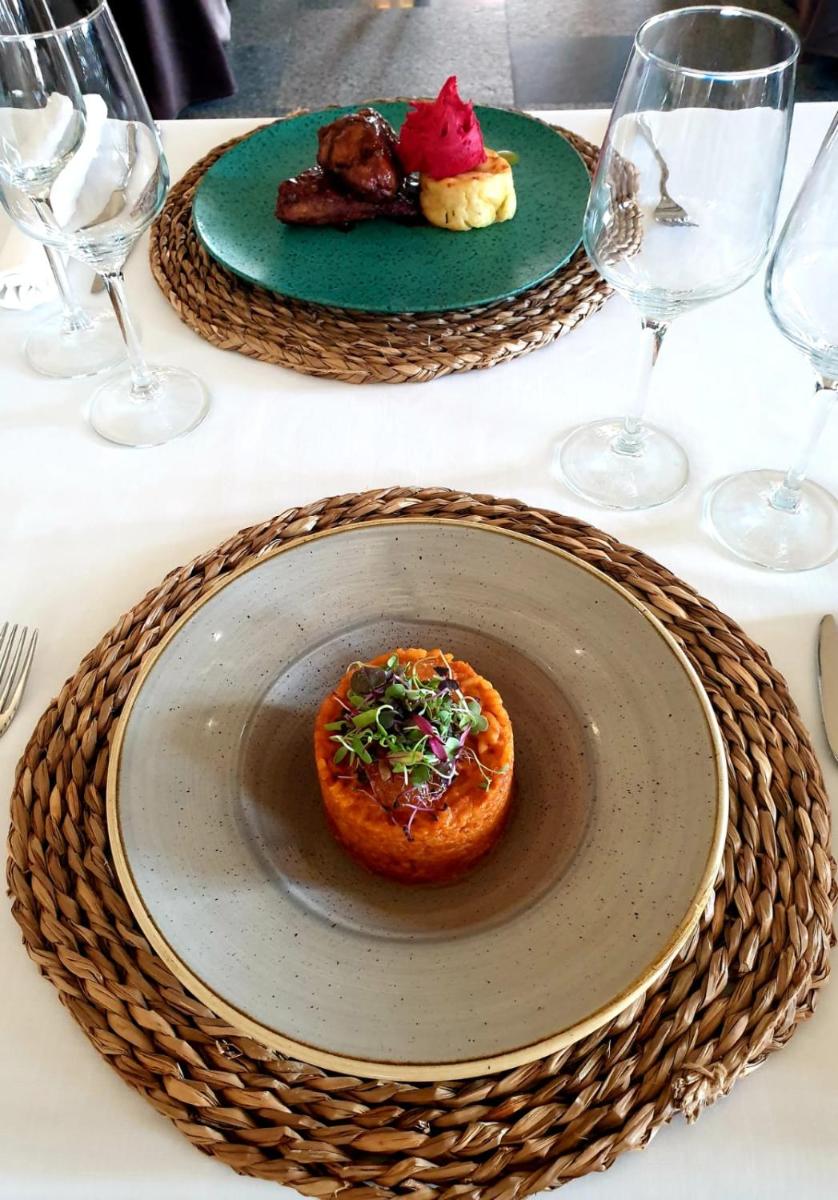 Comida en o cerca de este hotel