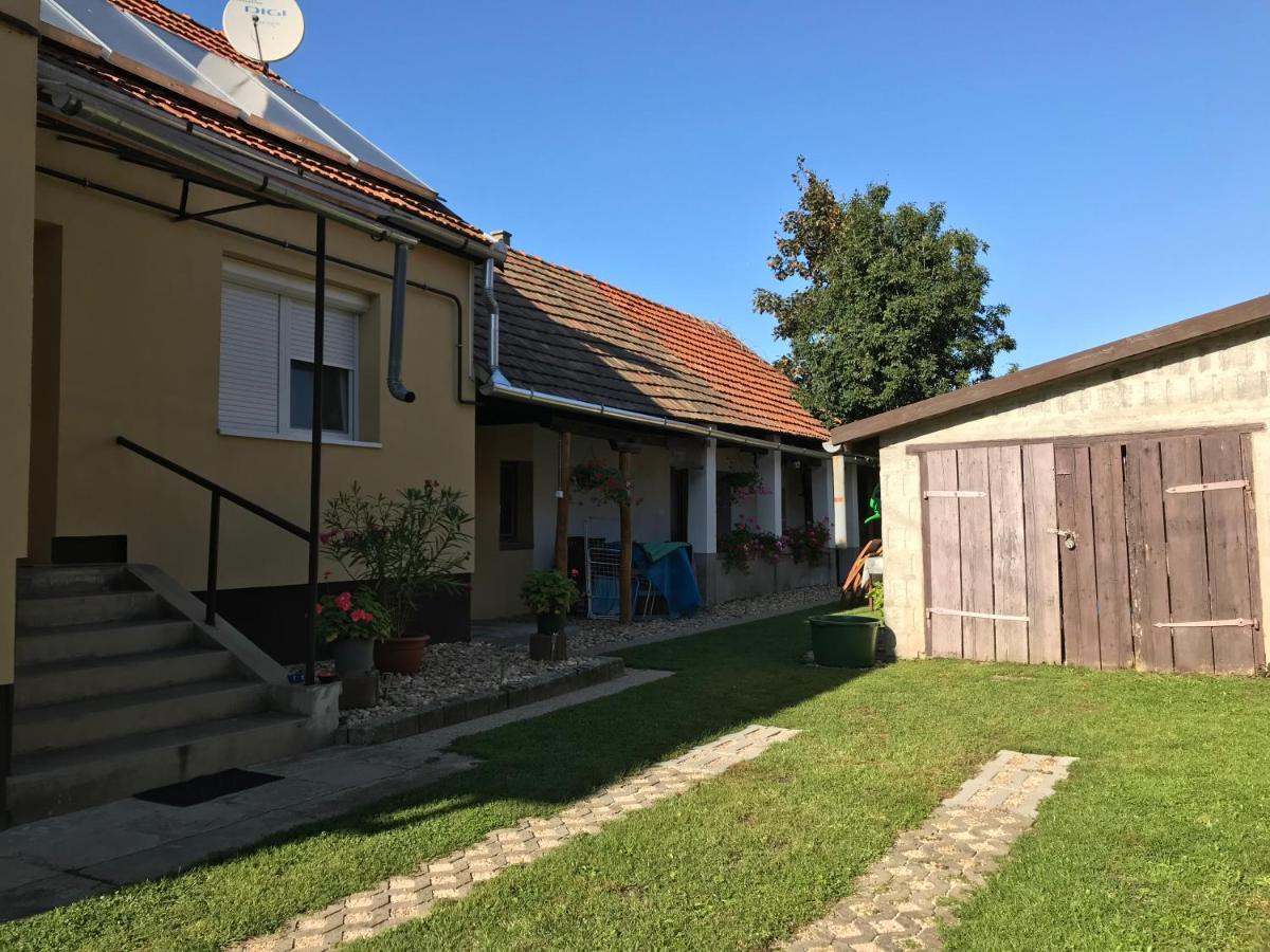 Rózsa Vendégház - Housity