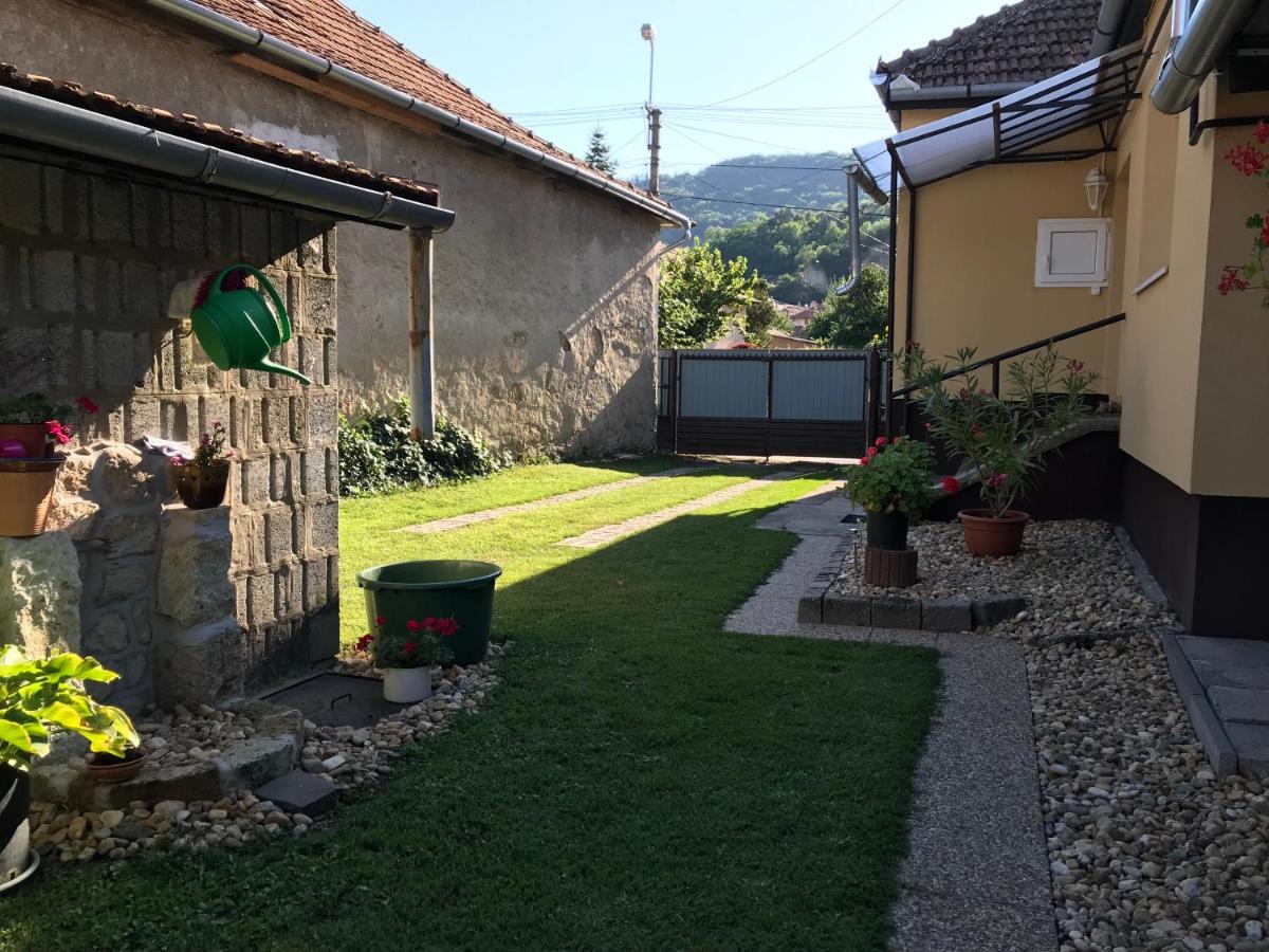 Rózsa Vendégház - Housity