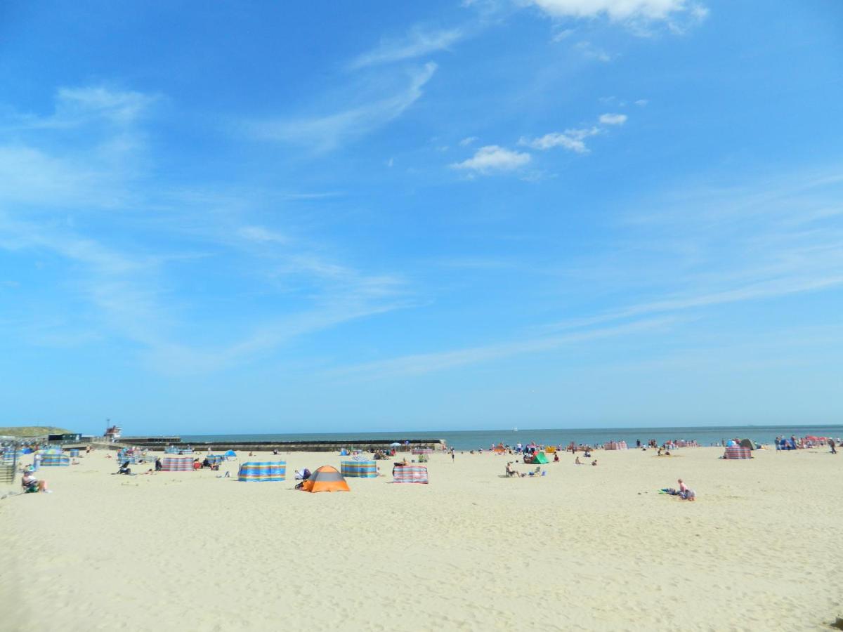 'Pavilion Cottage' next to Gorleston beach with sea views - pet friendly! - Housity