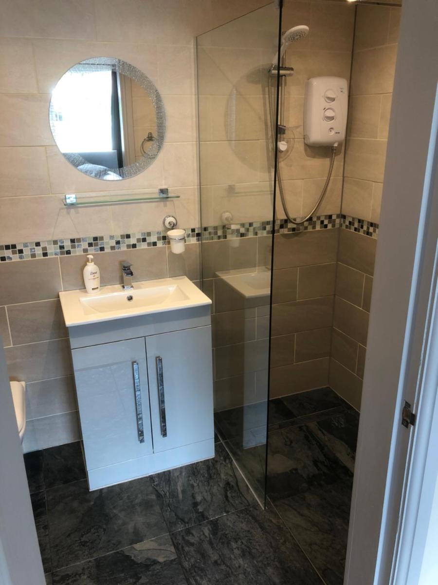 Private en-suite guestroom Ruthin - Housity