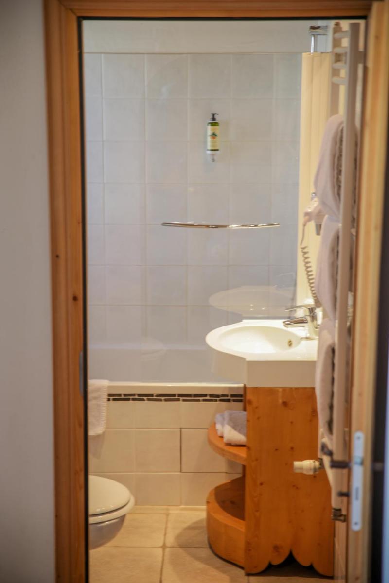 une salle de bain avec un lavabo, une baignoire et des toilettes dans l'établissement Le Paquis, à Tignes