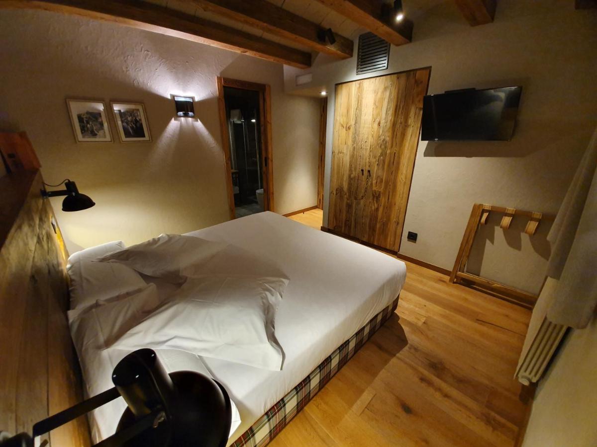 Una televisión o centro de entretenimiento en Hotel Boutique Puig Francó - Adults Only