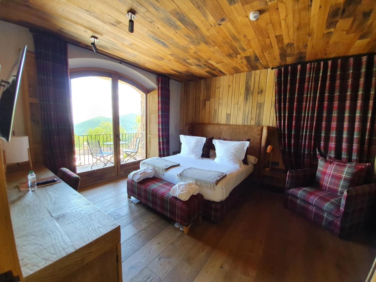 Un dormitorio con una cama y un sofá y una ventana. en Hotel Boutique Puig Francó - Adults Only, en Camprodon 99 fotos más