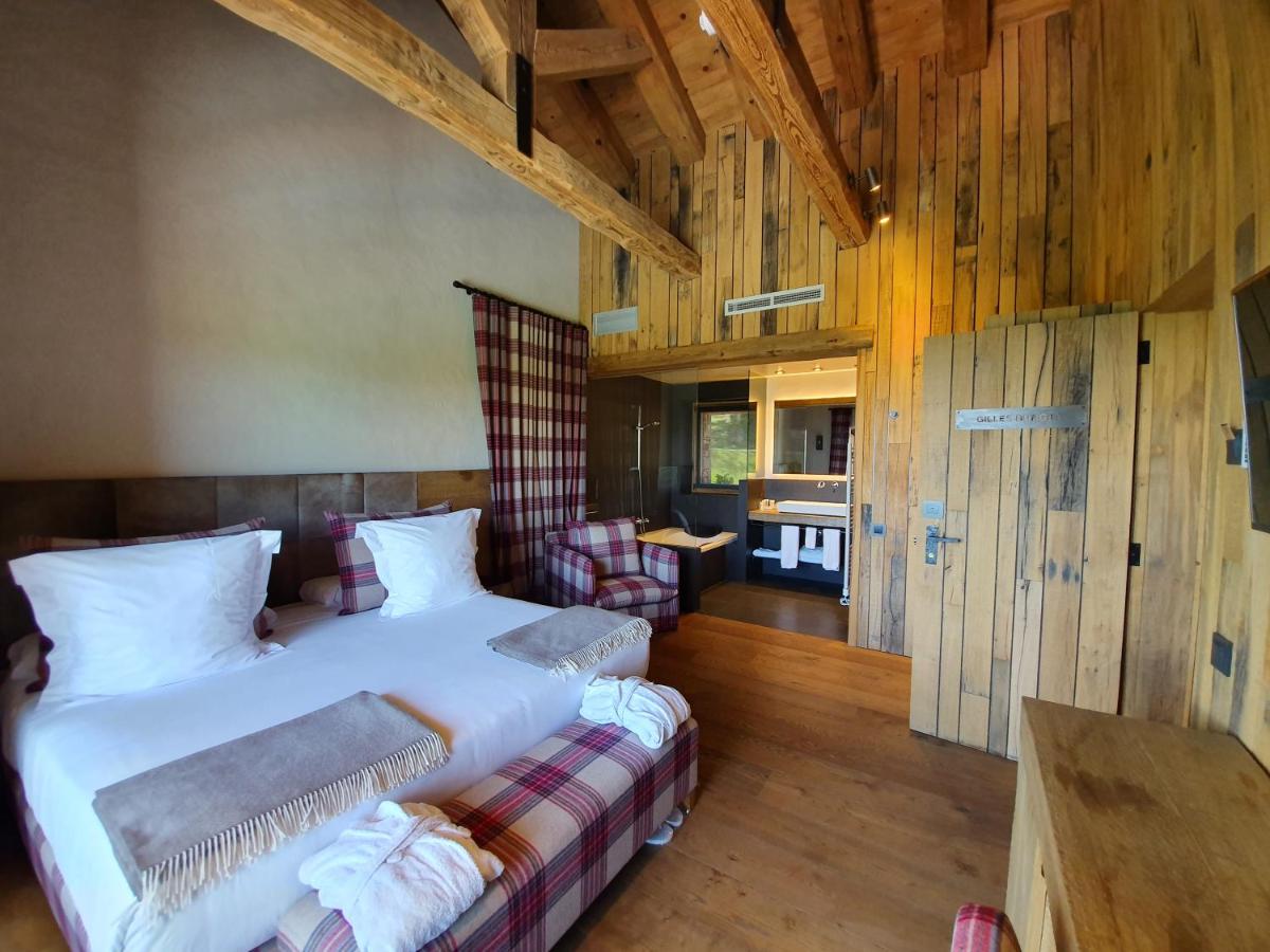 Un dormitorio con una cama y un sofá en una habitación. en Hotel Boutique Puig Francó - Adults Only, en Camprodon
