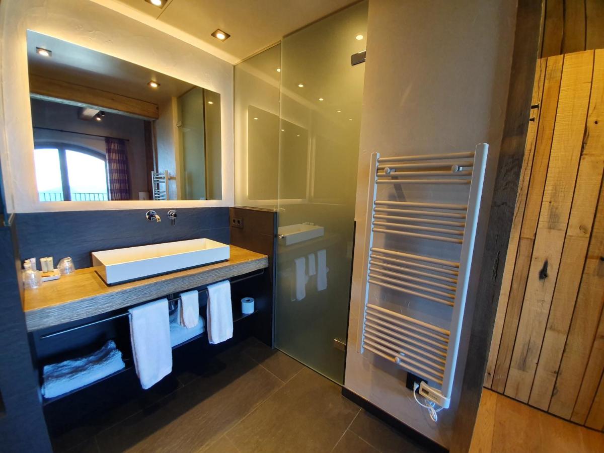 un baño con lavabo y espejo en Hotel Boutique Puig Francó - Adults Only, en Camprodon