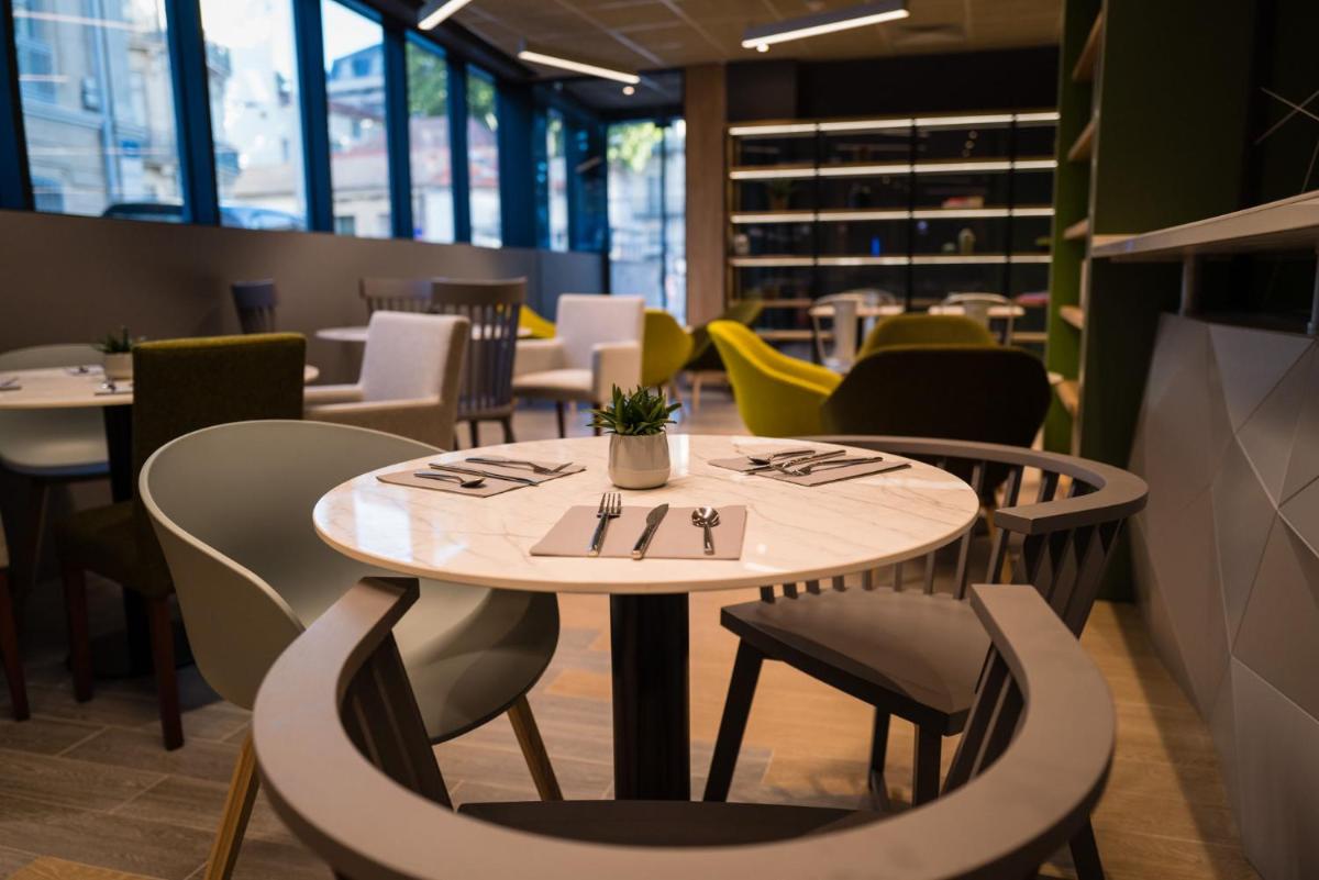Coin salon dans l'établissement Hotel Campanile Montpellier Centre St Roch
