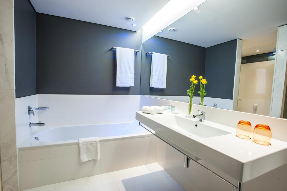 Uma casa de banho em Pestana Cidadela Cascais - Pousada & Art District