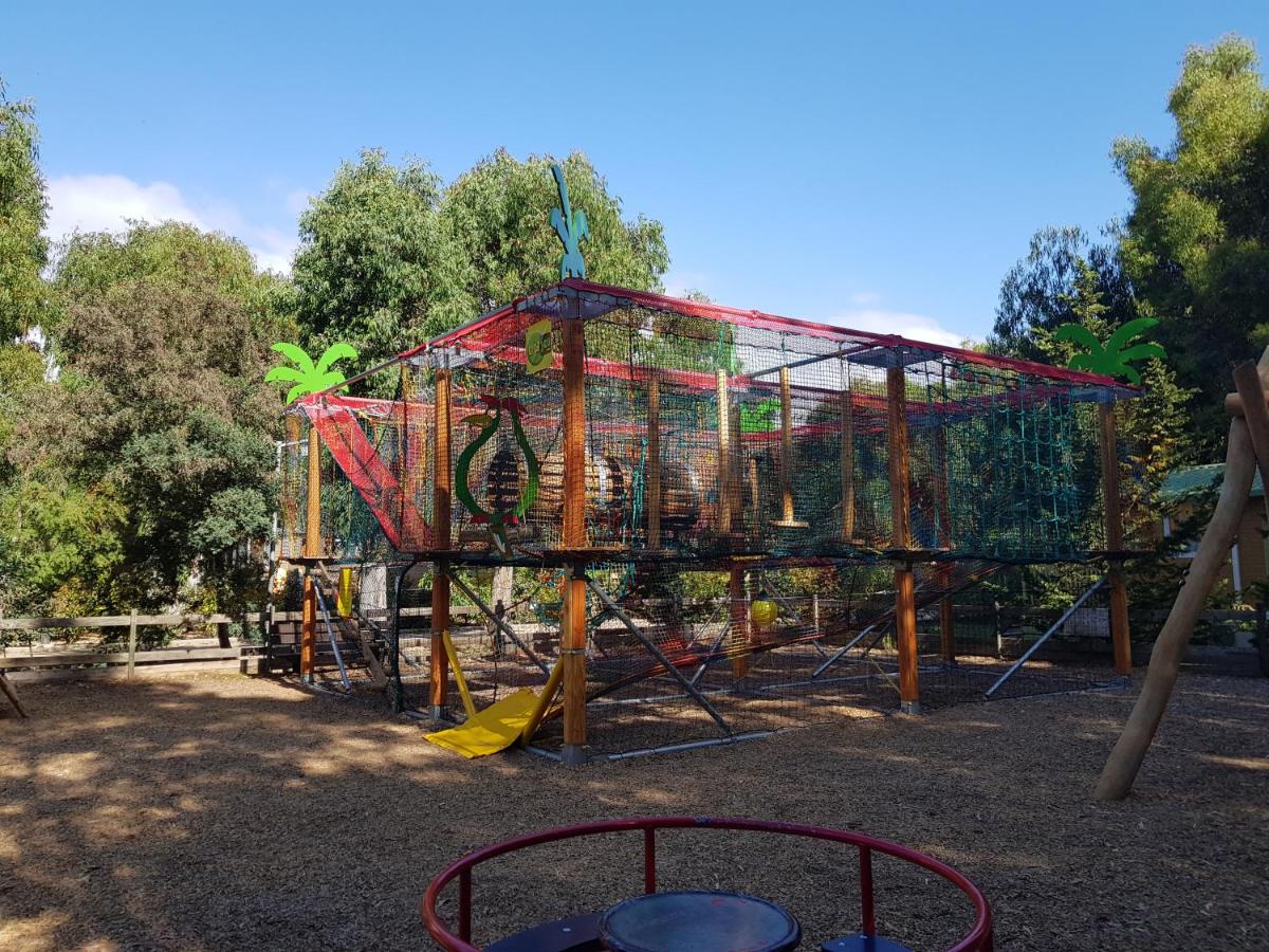 Aire de jeux pour enfants de l'établissement Camping La Pinède