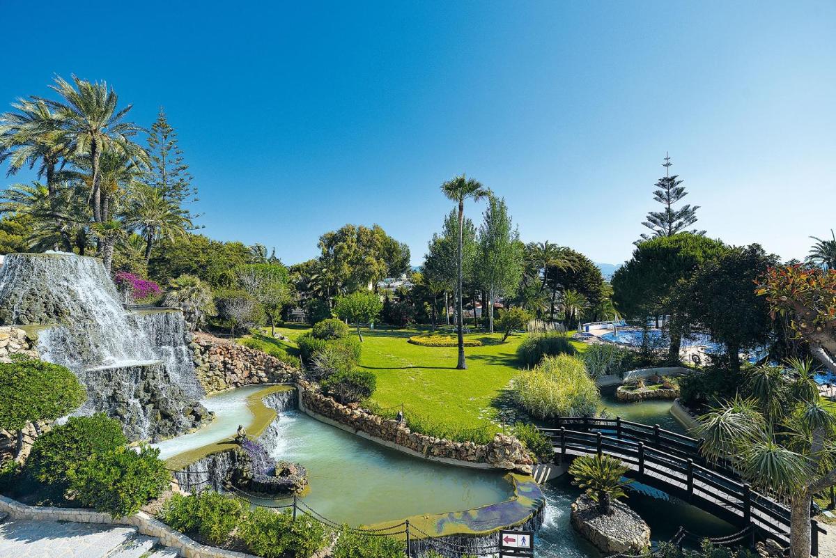 una vista aérea de una cascada en un parque en GPRO Valparaiso Palace & Spa, en Palma de Mallorca