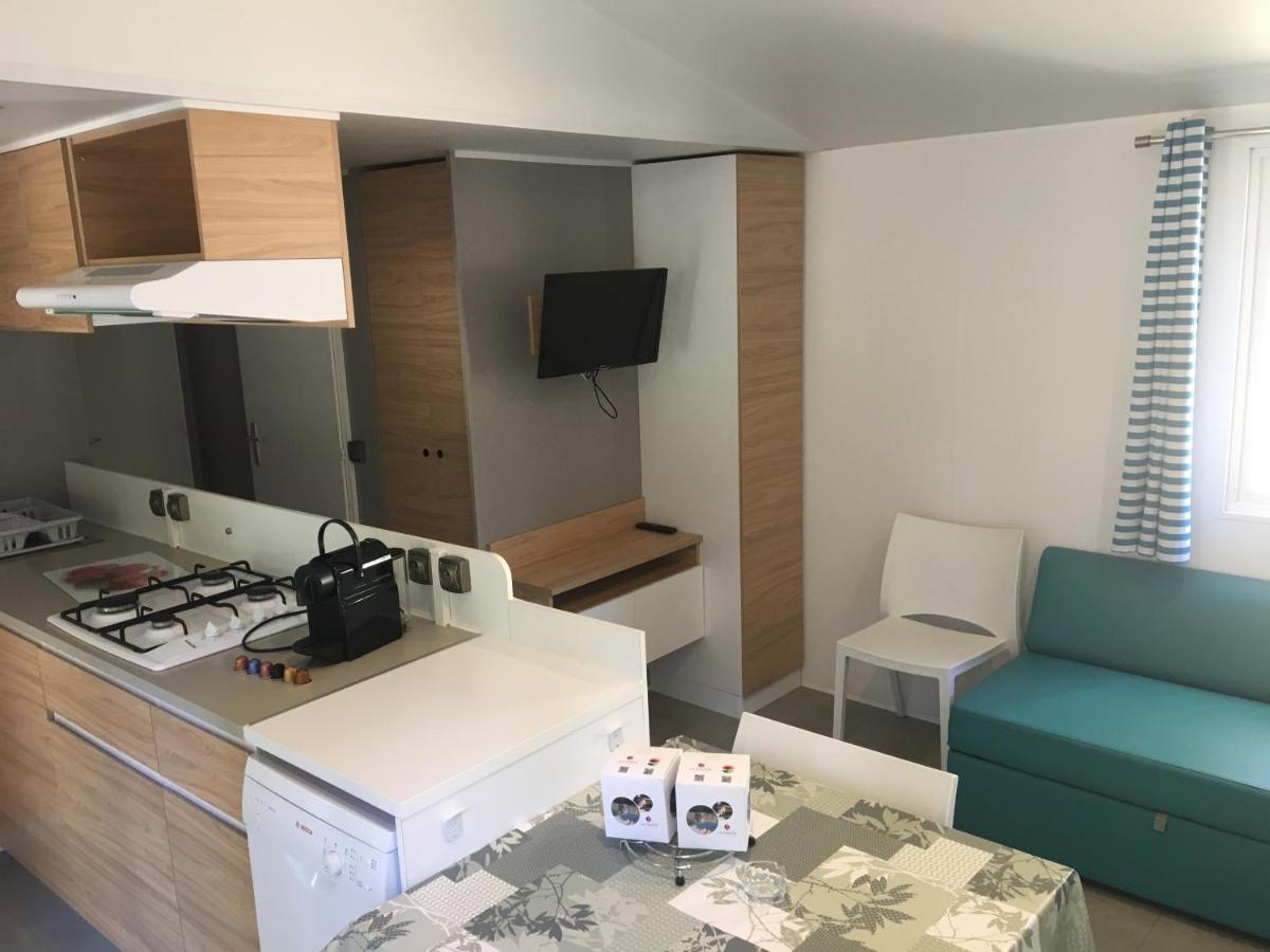 Cuisine ou kitchenette dans l'établissement Camping La Pinède