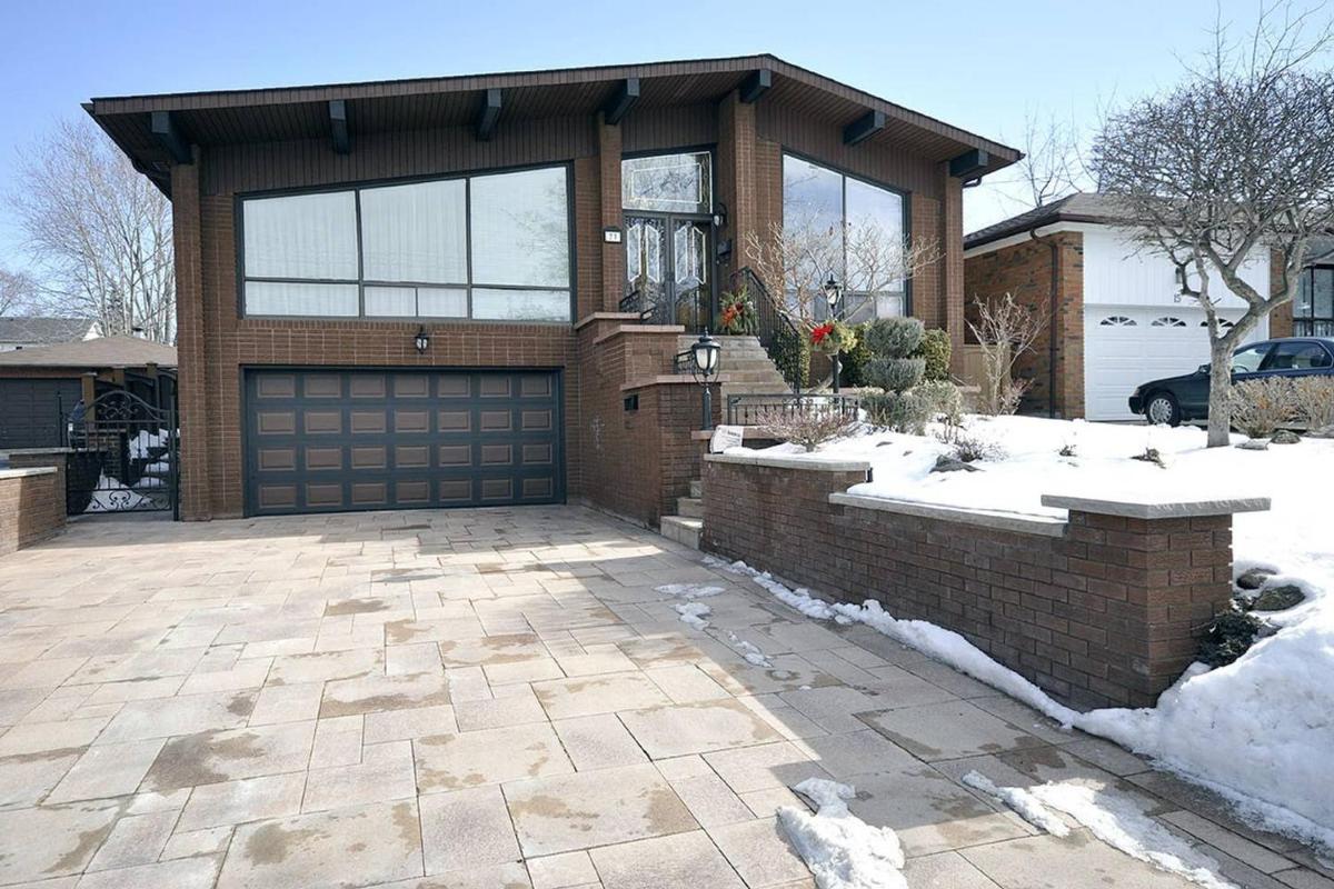 A Stunning Chalet Style Home - Housity