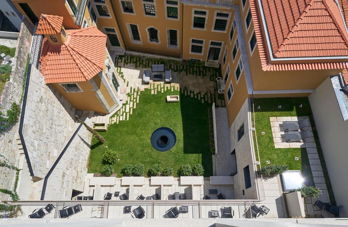 Um jardim no exterior de PortoBay Flores