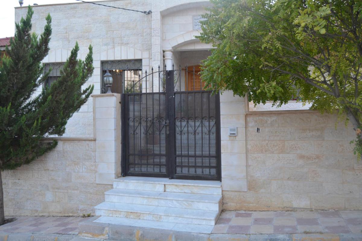 Our Villa's Private Apartments - HQ Budget Stay - Wonderful horizon view of Jerash - Housity