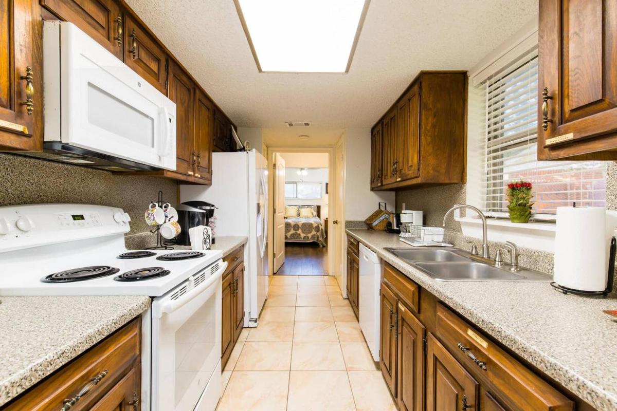 Oasis Near DFW Airport with Mediterranean Setting - Housity