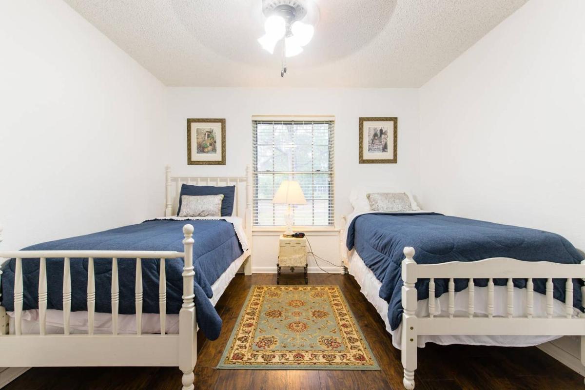 Oasis Near DFW Airport with Mediterranean Setting - Housity