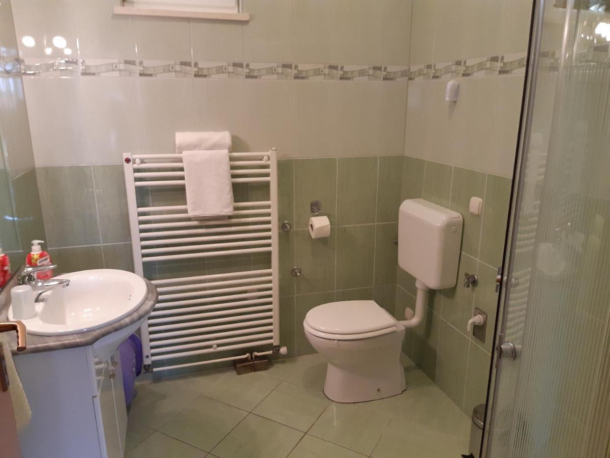 Apartments Primosten - Housity