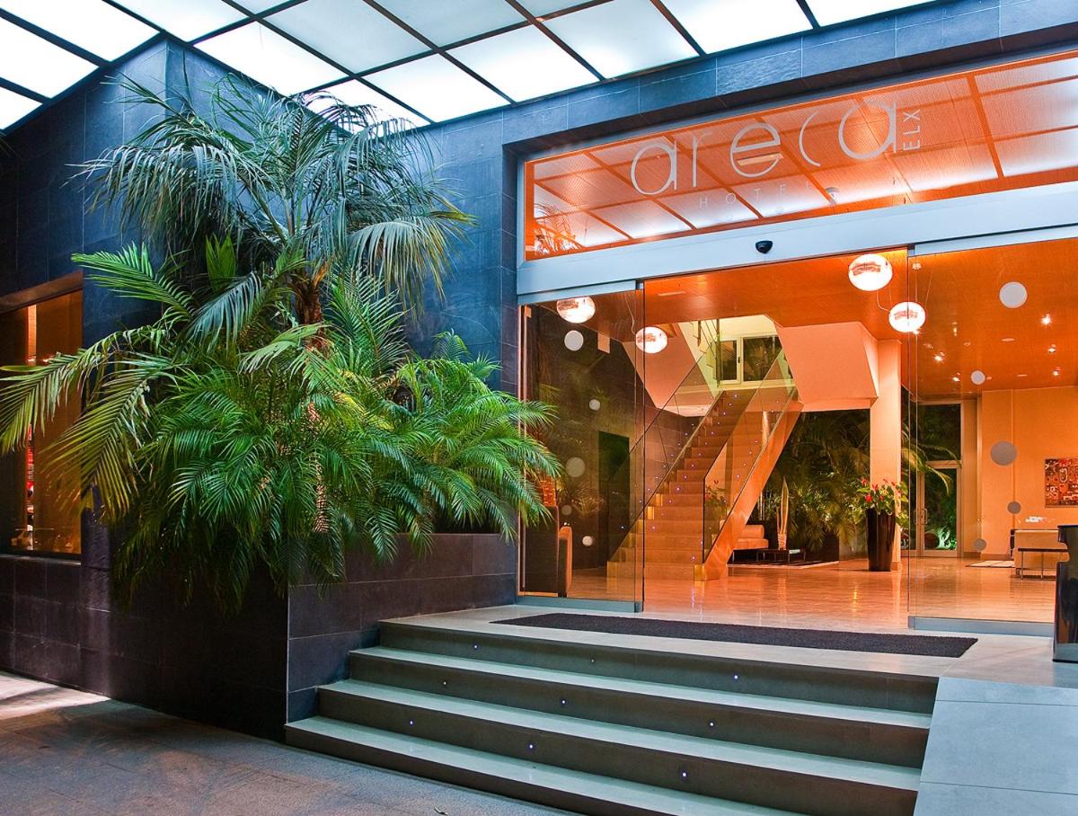 un edificio con una escalera delante de un edificio en Hotel Areca, en Torrellano