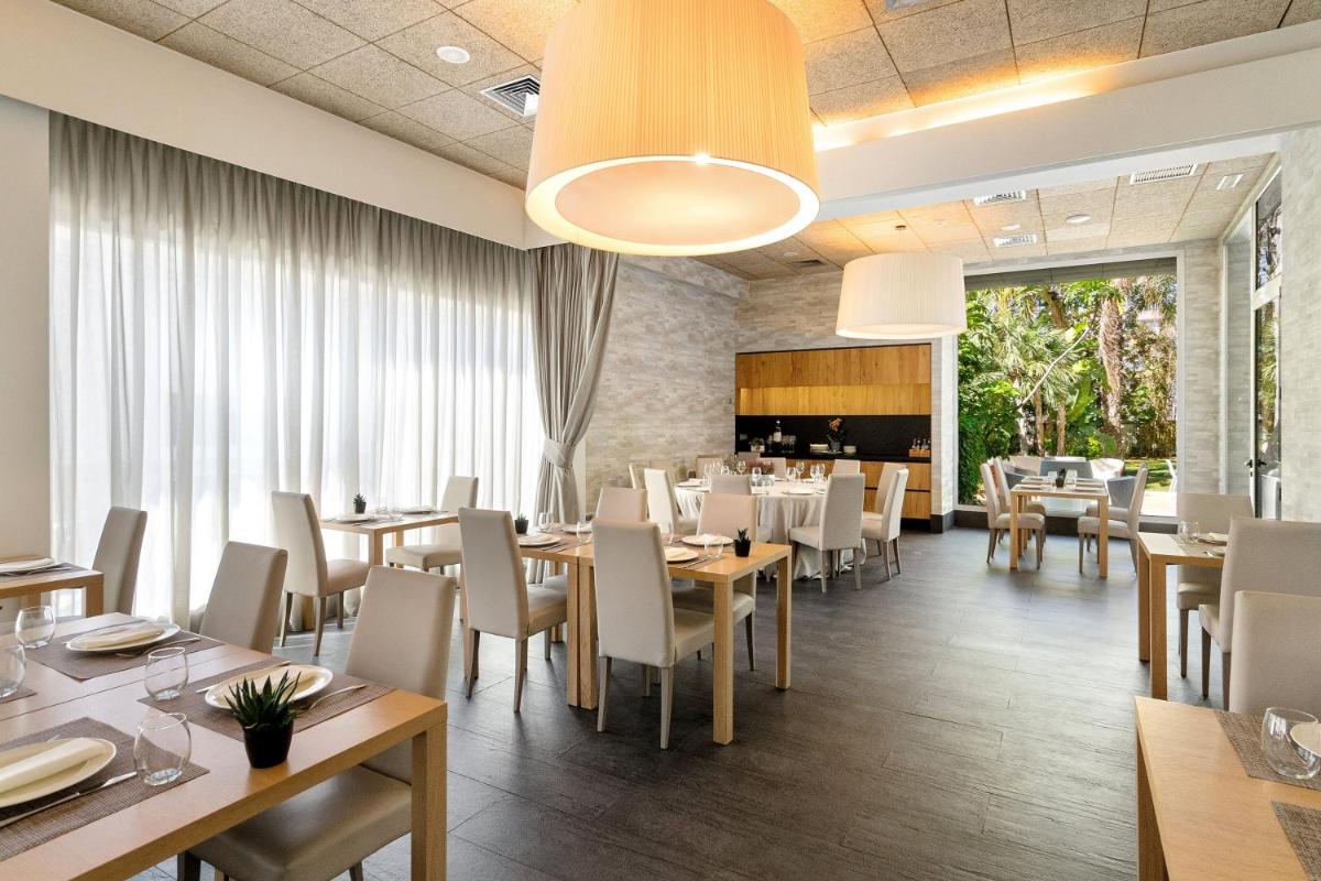 Un restaurante o sitio para comer en Hotel Areca
