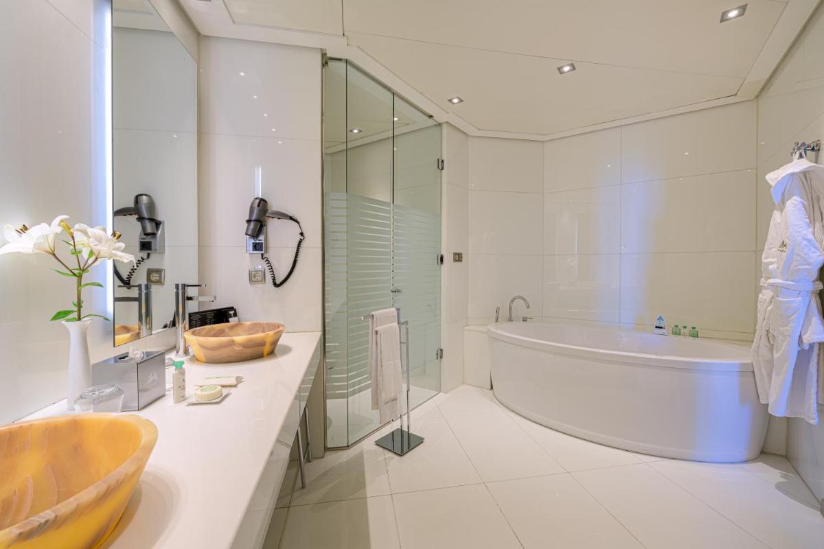 Un baño de Las Arenas Balneario Resort