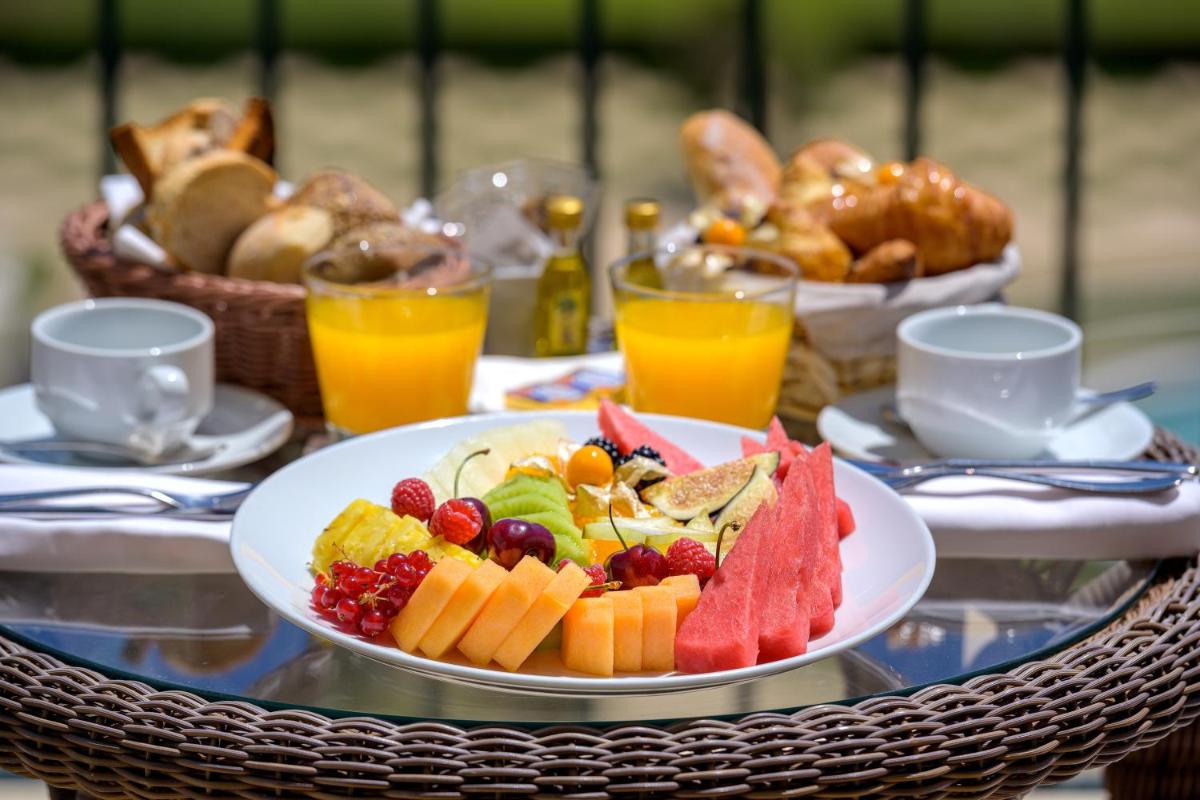 Comida en o cerca de este hotel