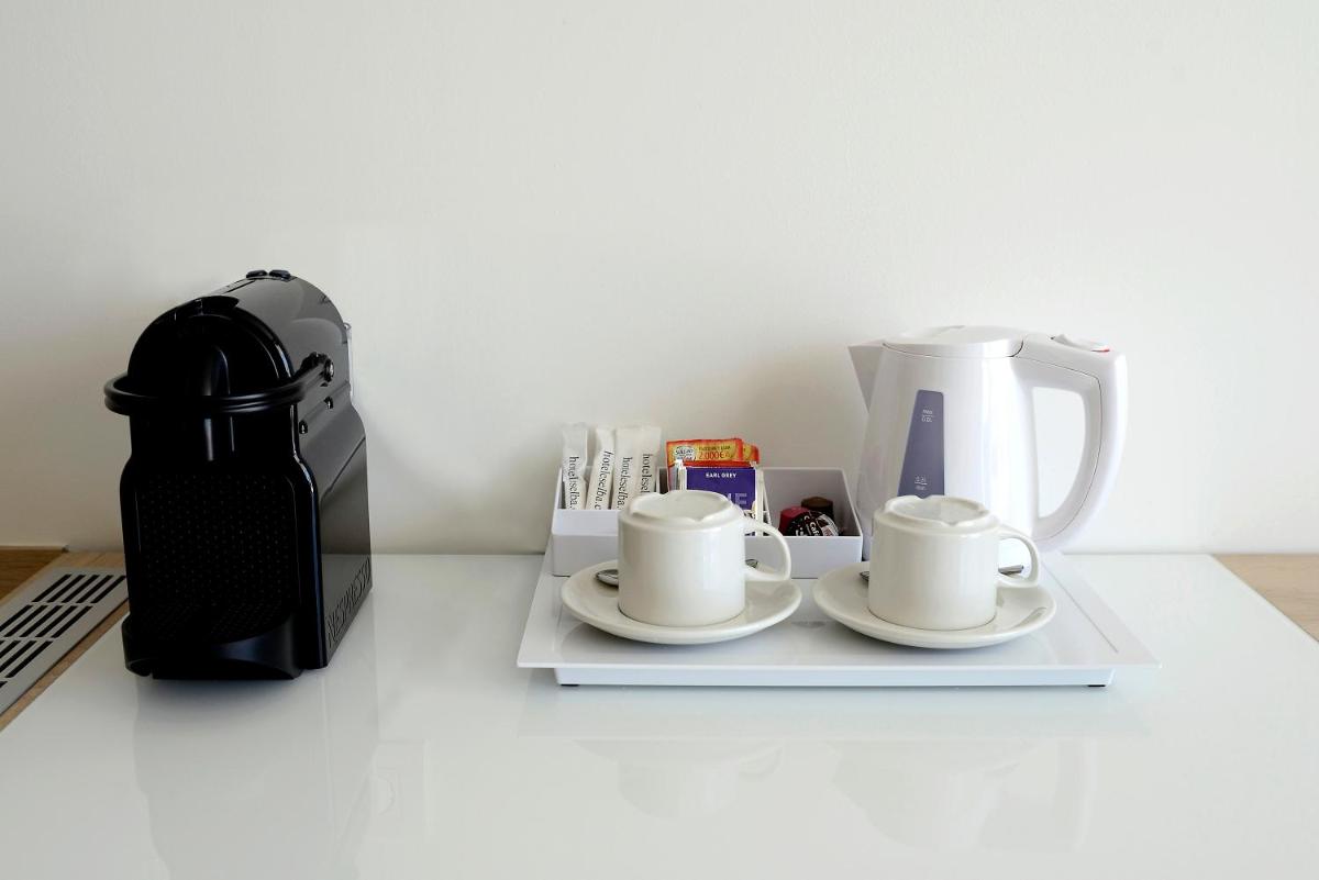 Utensilios para hacer té y café en Elba Sunset Mallorca Thalasso Spa