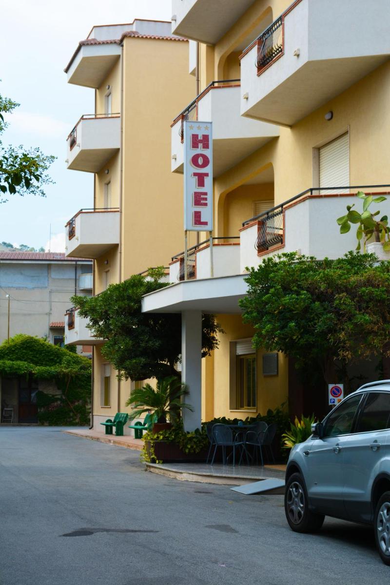 Castelvetere Hotel - Housity