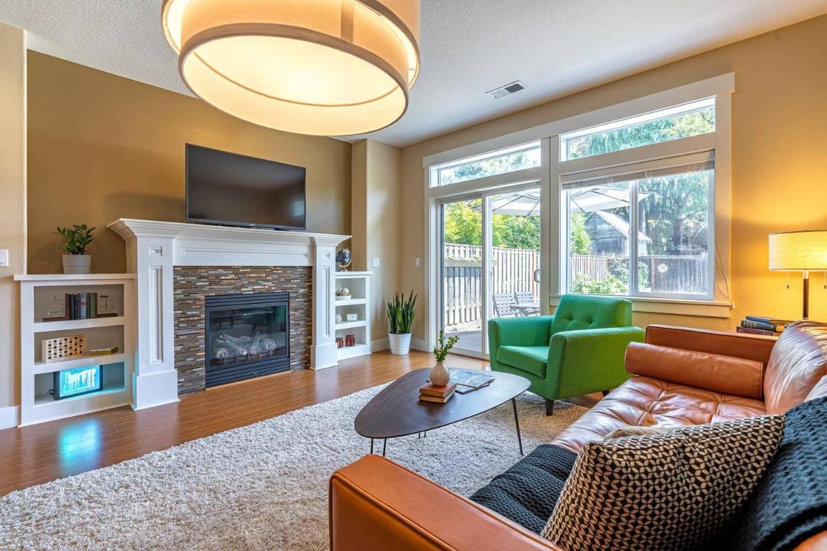 Modern home, Four bedrooms, 2 King Beds - Housity