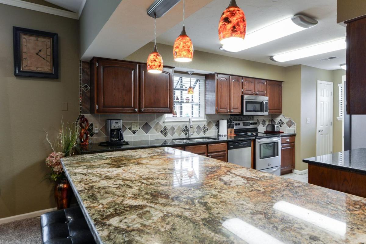 Luxury Condos at Thousand Hills - Heart of Branson - Beautifully remodeled - Spacious and Affordable - Housity