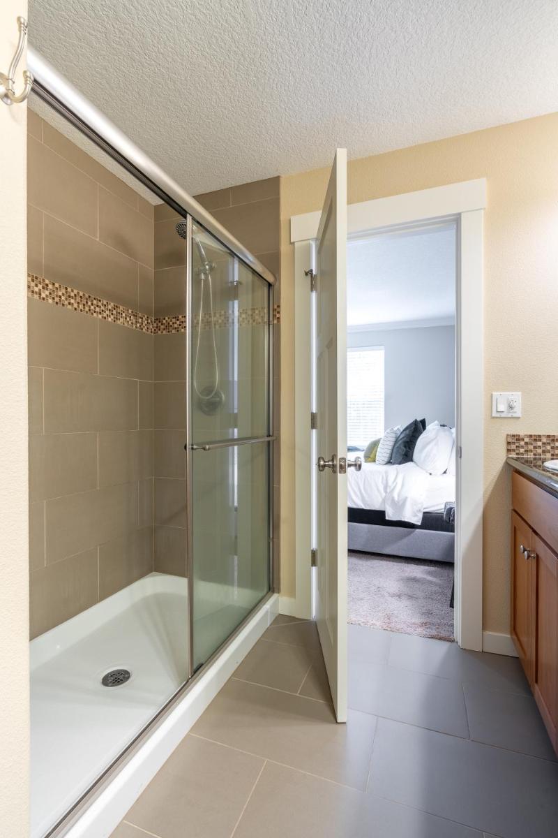 Modern home, Four bedrooms, 2 King Beds - Housity
