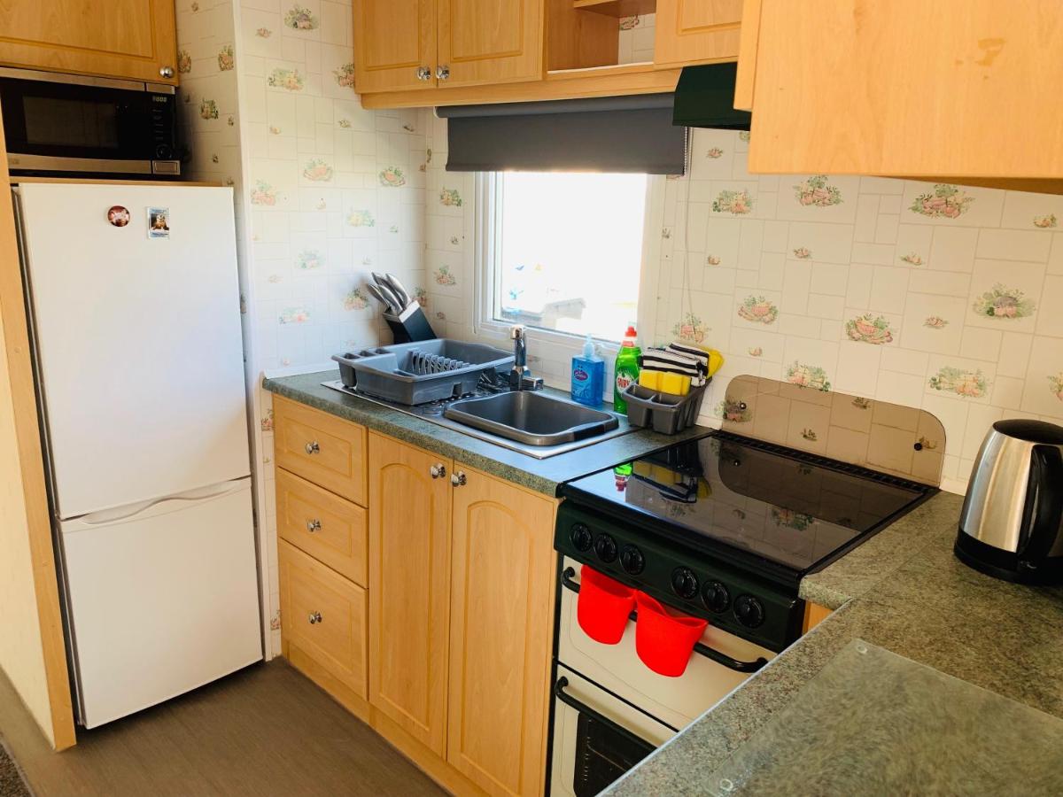Golden Sands Caravan Hire Ingoldmells- FREE in caravan wifi- Access included to the on site club house, sports bar, arcade, coffee shop We have beach access, a fishing lake and a laundrette - Housity