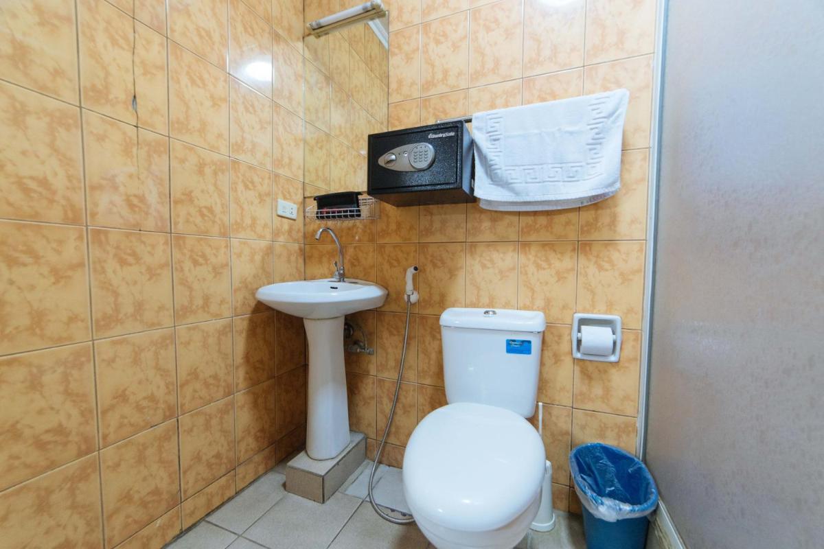 Suitetrails - RedDoorz @ Clarkview 21st Street Angeles City