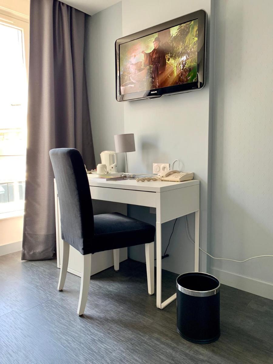 Télévision ou salle de divertissement dans l'établissement Logis Hôtel Restaurant Le Fruitier