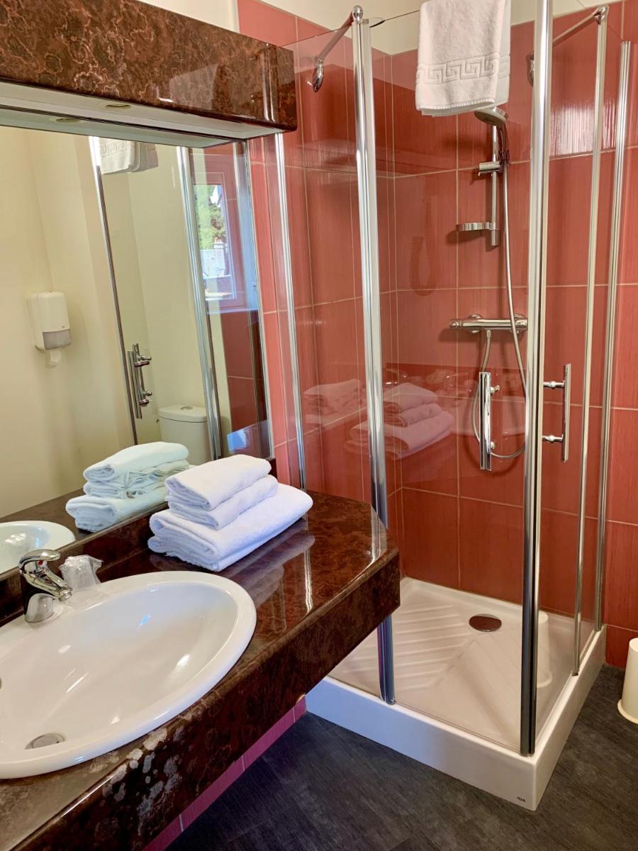 Salle de bains dans l'établissement Logis Hôtel Restaurant Le Fruitier