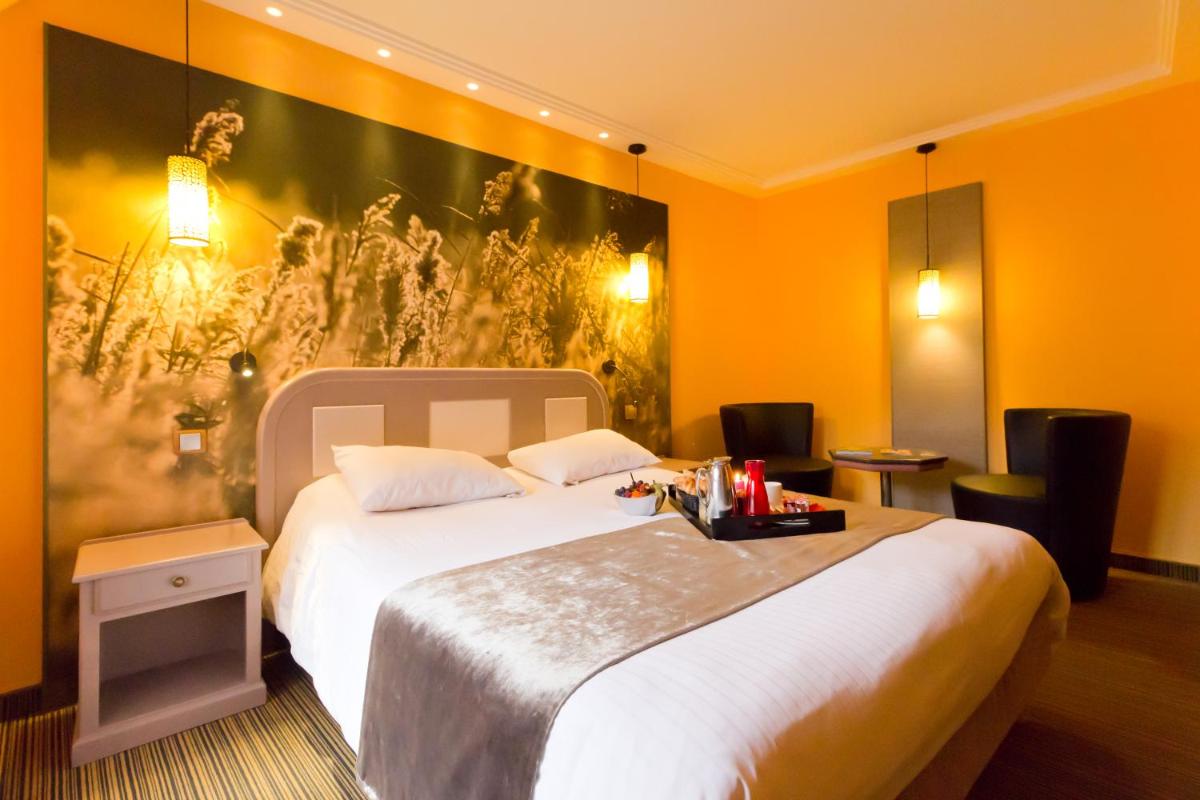 Un ou plusieurs lits dans un hébergement de l'établissement Logis Hôtel Restaurant Le Fruitier