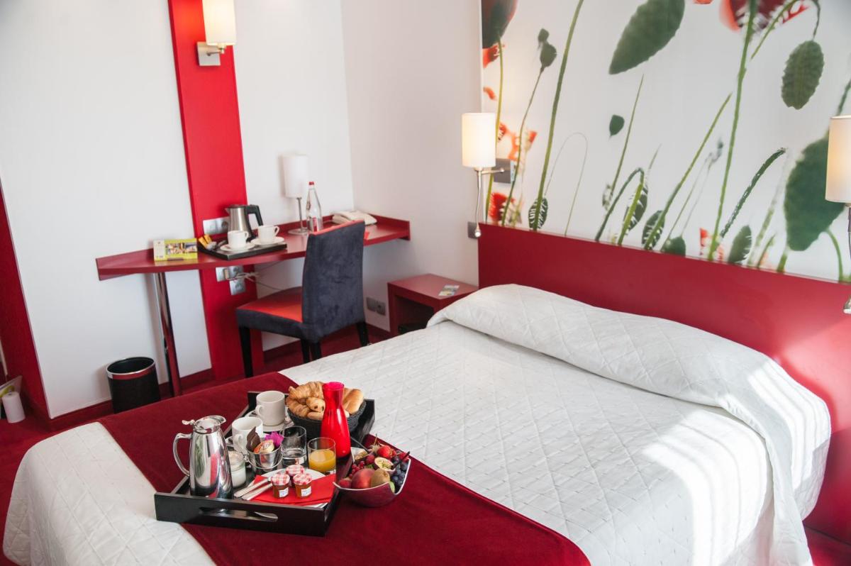 Un ou plusieurs lits dans un hébergement de l'établissement Logis Hôtel Restaurant Le Fruitier