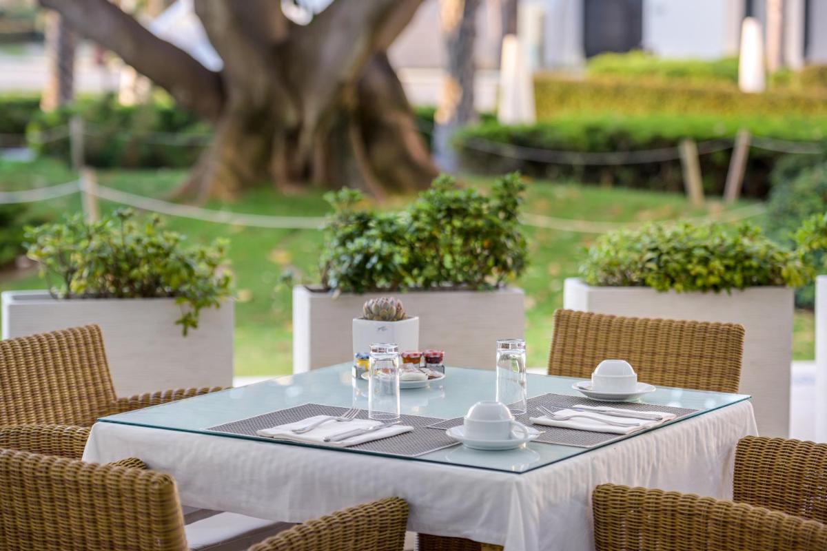 Jardín al aire libre en Las Arenas Balneario Resort