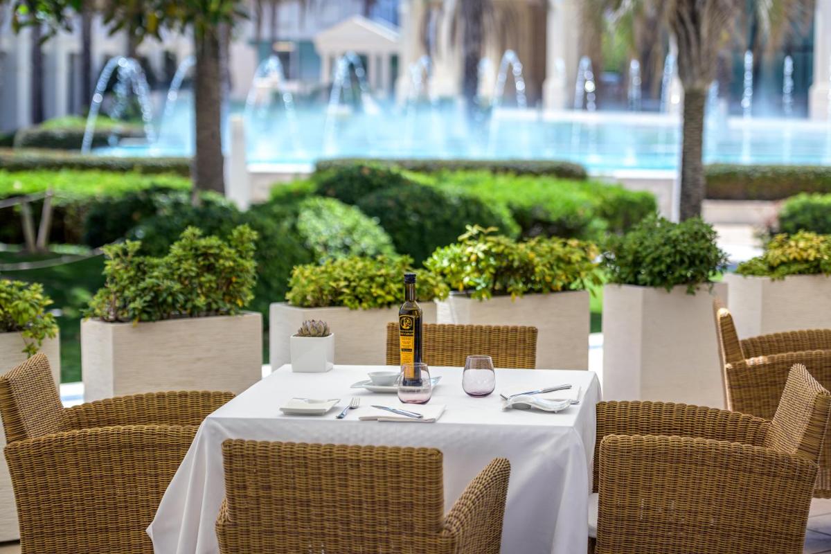 Jardín al aire libre en Las Arenas Balneario Resort