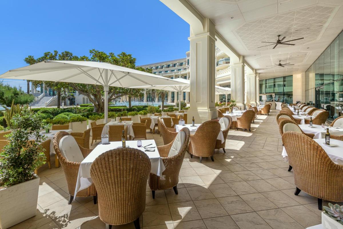 Un restaurante o sitio para comer en Las Arenas Balneario Resort