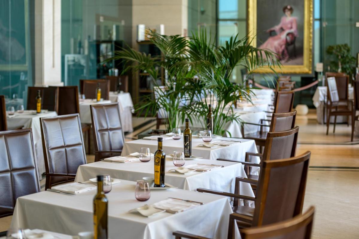 Un restaurante o sitio para comer en Las Arenas Balneario Resort