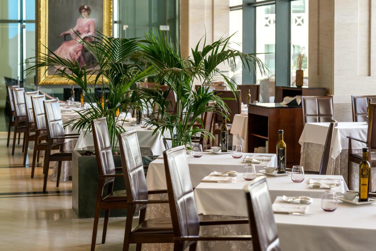Un restaurante o sitio para comer en Las Arenas Balneario Resort