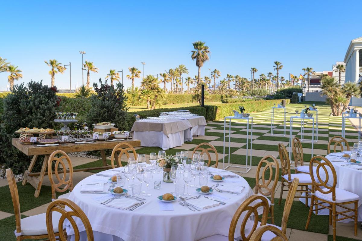Un restaurante o sitio para comer en Las Arenas Balneario Resort