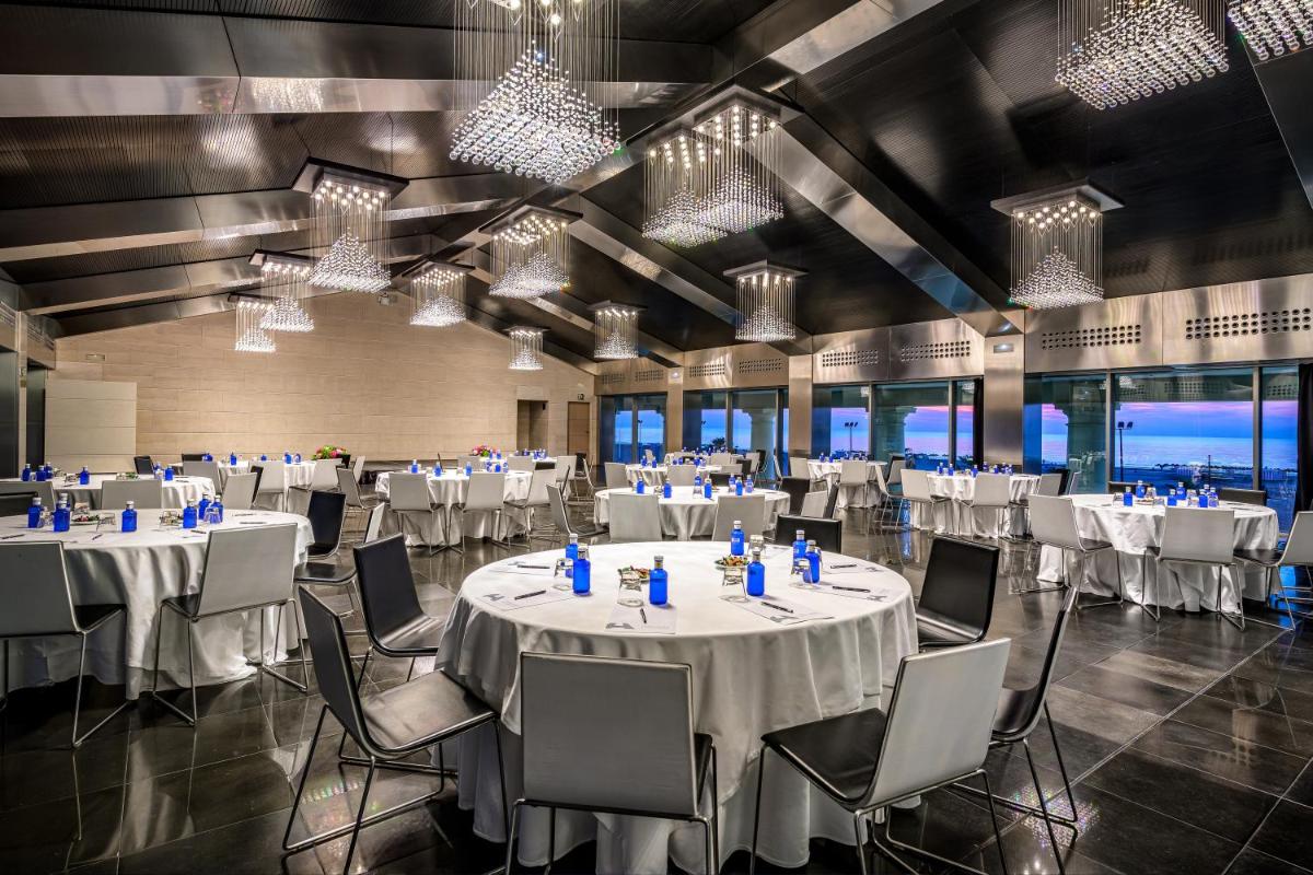 Un restaurante o sitio para comer en Las Arenas Balneario Resort