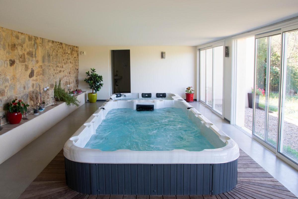 Piscine de l'établissement Domaine de Janis & Spa ou située à proximité